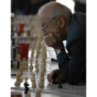 Korchnoi disputando unas simultáneas en un Magistral en León
