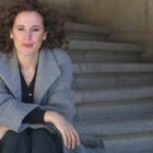La soprano leonesa Marta Arce posando para este periódico en la escalera del Hostal de San Marcos