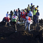 Trabajos de rescate por el accidente aéreo en Etiopía.