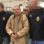 El Chapo Guzmán custodiado por dos policías en Nueva York.
