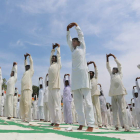 Varias personas practican yoga en Bhopal, India.
