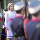 Los Reyes y el presidente del Gobierno escuchan el himno antes del desfile de la Fiesta Nacional