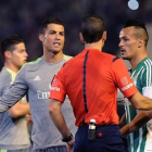 Cristiano Ronaldo protesta al árbitro Martínez Munuera durante el partido contra el Betis.