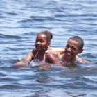 Obama y su hija se bañan en una playa de Florida.