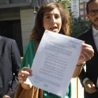 Ilena Izverniceanu, portavoz de la OCU, junto a Felipe Izquierdo y Eliseo Martínez, abogados.