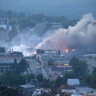 Una columna de humo procedente del tren se eleva sobre la población de Lac-Mégantic, el sábado.