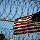 La bandera americana ondea en la prisión de Guantánamo, en una imagen de archivo. MIKE BROWN