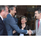 El ministro saluda a Martínez Majo en presencia del alcalde y la edil de Urbanismo, Ana Franco. RAMIRO