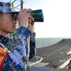 Un marine del Ejército popular de Liberación chino en un portaviones chino.