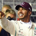 El británico Lewis Hamilton (Mercedes) celebra, en Singapur, su séptima pole de la temporada.