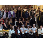 Foto de familia de los participantes en el rodaje de ‘La espiral maravillosa’ en la escalera del Conde Luna. DL