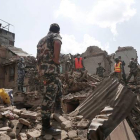 Soldados y equipos de rescate nepalís buscan supervivientes entre los escombros de los edificios caídos tras el terremoto.