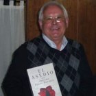 José María Rueda, con uno de los regalos que le entregaron sus compañeros.