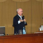 El doctor Sánchez Franco, durante su charla en Cistierna.