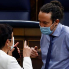 Pablo Iglesias conversa con la portavoz en el Congreso de EH Bildu, Mertxe Aizpurua. BALLESTEROS