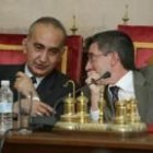 Rodríguez de Francisco y Francisco Fernández charlan animadamente en un momento del Pleno