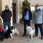 Los responsables de la iniciativa con sus mascotas. DL