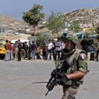 Un soldado francés patrulla cerca de donde tuvo lugar ayer una explosión en Kabul