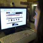 Una mujer consulta una página de descargas en internet.