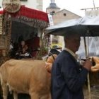 Los pendonistas bailaban sus enseñas al son de la música popular