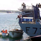Oficiales de la marina francesa a bordo de la fragata «MV Nivose» observan a tres presun