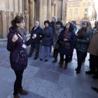 Una guía de turismo explicando la Catedral. MARCIANO PÉREZ