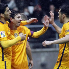 Los jugadores del Barça celebran el segundo gol del equipo, primero de los dos marcados por Messi.
