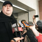 El empresario tecnología Kim Dotcom habla a la prensa después de aparecer en un tribunal de Auckland. Un tribunal de Nueva Zelanda dictaminó que Dotcom puede ser extraditado a los Estados Unidos para enfrentarse a los cargos de violación de derechos de au