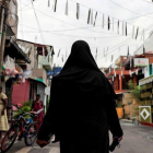 Una mujer musulamana pasea por las calles de Colombo, Sri Lanka.