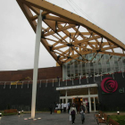 Vista exterior del centro comercial de El Rosal de Ponferrada, en la Rosaleda. ANA F. BARREDO