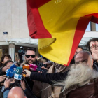 El humorista Dani Mateo, a la salida del juzgado el lunes, rodeado por periodistas y un grupo de ultras. RODRIGO JIMÉNEZ