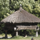 Un ejemplo de la arquitectura tradicional leonesa es la palloza, la de la imagen está en Balboa.