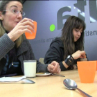 Natalia, mientras desayuna con sus compañeras del centro.