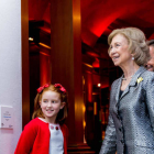 La reina Sofía contempla la pintura 'La amistad' junto a su autora, la niña leonesa de nueve años Alba Lorenzo Ferreira. DL