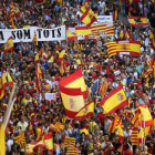 Vista de la manifestación convocada por Societat Civil Catalana hoy en Barcelona en defensa de la unidad de España bajo el lema "¡Basta! Recuperemos la sensatez" y en la que se han participado miles de personas.