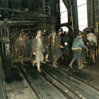Una escena del pasado minero de Sabero. Salida de la jaula del Pozo Herrera II, en Sotillos. DL