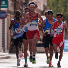 Blanco liderando el grupo de favoritos en la media maratón. SPORTMEDIA