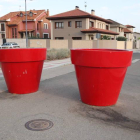 Macetones utilizados como barreras en la zona Norte de la ciudad.