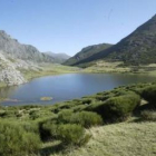 El lago Isoba, espectacular entre las montañas.
