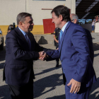 Fernández Mañueco saluda a Luis Planas ayer, en la feria de Salamanca. EFE