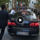 Manifestantes lanzan objetos y golpean con un palo el coche oficial de Montoro en un acto en Vilanova. /