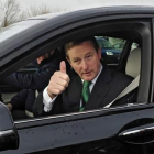 El primer ministro irlandés Enda Kenny, saluda trasvotar en un colegio electoral en Castlebar, Irlanda.