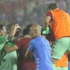 Los jugadores de la Cultural abrazan a su héroe, Salvi, protagonista de una victoria increíble. ERASMO FENOY