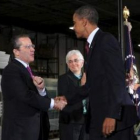 Obama saluda a Gene Sperling tras anunciar su nombramiento.