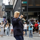 Un hombre con una máscara posa en la Quinta Avenida frente a la torre Trump en Nueva York. JASON SZENES