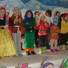 Los alumnos del CRA El Burgo Ranero durante una actuación con motivo de la Navidad .