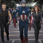 Jeremy Renner,  Chris Evans y Scarlett Johansson, como Ojo de Halcón, el Capitán América y la Viuda Negra, en 'Los Vengadores'.