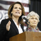 Michele Bachmann, en el caucus de Iowa, junto a su madre.