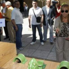La presidenta de la Diputación, Isabel Carrasco, practica el juego de la rana