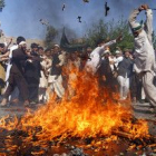 Quema de una efigie de Obama en Jalalabad en protesta por la quema del Corán en Florida.